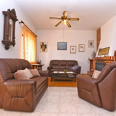 Apartment Milena 1560 *