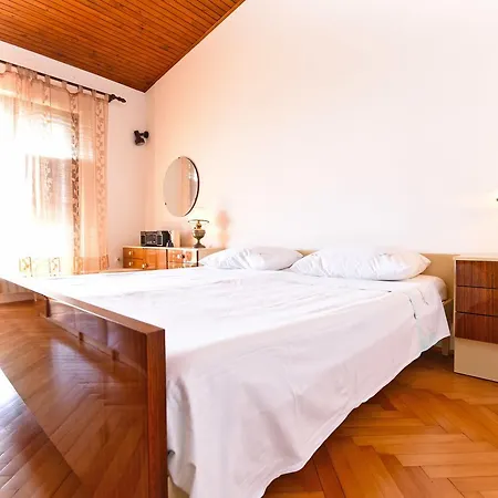 Apartment Milena 1560 *